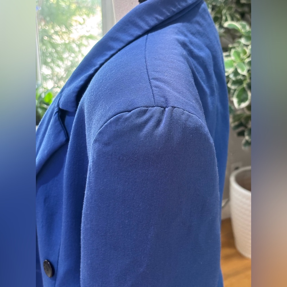 Christian Dior Women's Paris Blazer
Suit Jacket Size:6, NEW YORK
Blue - Picture 6 of 17